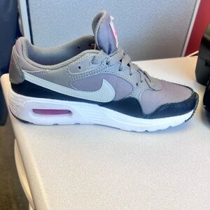Women’s size 6 Nike air max